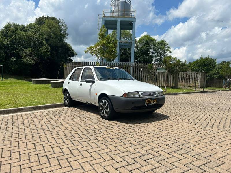 FORD - FIESTA - 1998/1999 - Branca - R$ 10.900,00