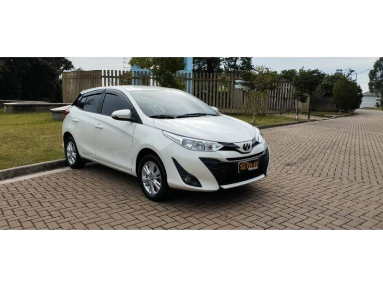 TOYOTA - YARIS - 2018/2019 - Branca - R$ 83.900,00