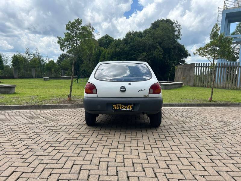 FORD - FIESTA - 1998/1999 - Branca - R$ 10.900,00