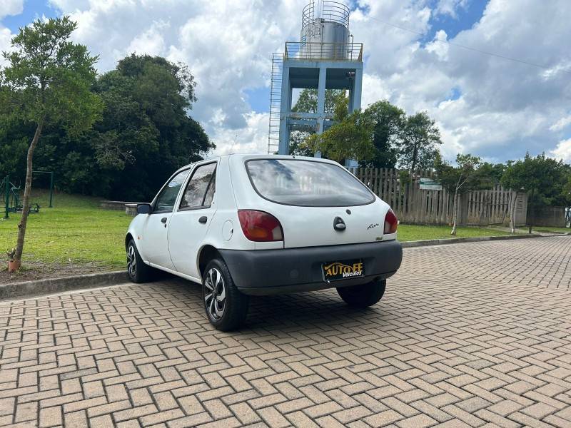 FORD - FIESTA - 1998/1999 - Branca - R$ 10.900,00