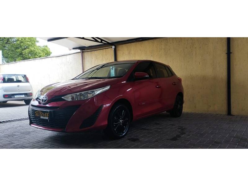 TOYOTA - YARIS - 2021/2022 - Vermelha - R$ 89.900,00