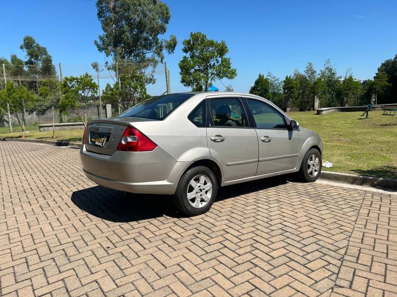 FORD - FIESTA - 2006/2007 - Prata - R$ 27.900,00