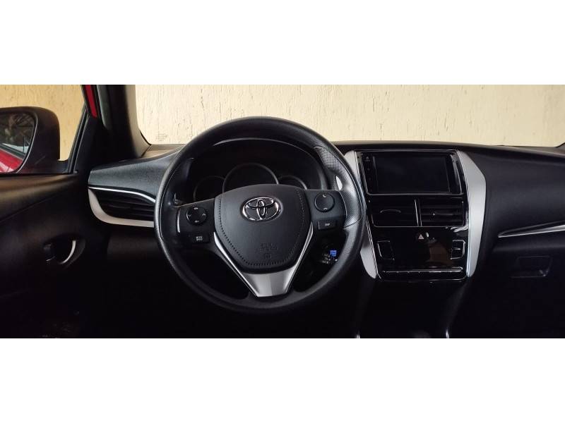 TOYOTA - YARIS - 2021/2022 - Vermelha - R$ 89.900,00