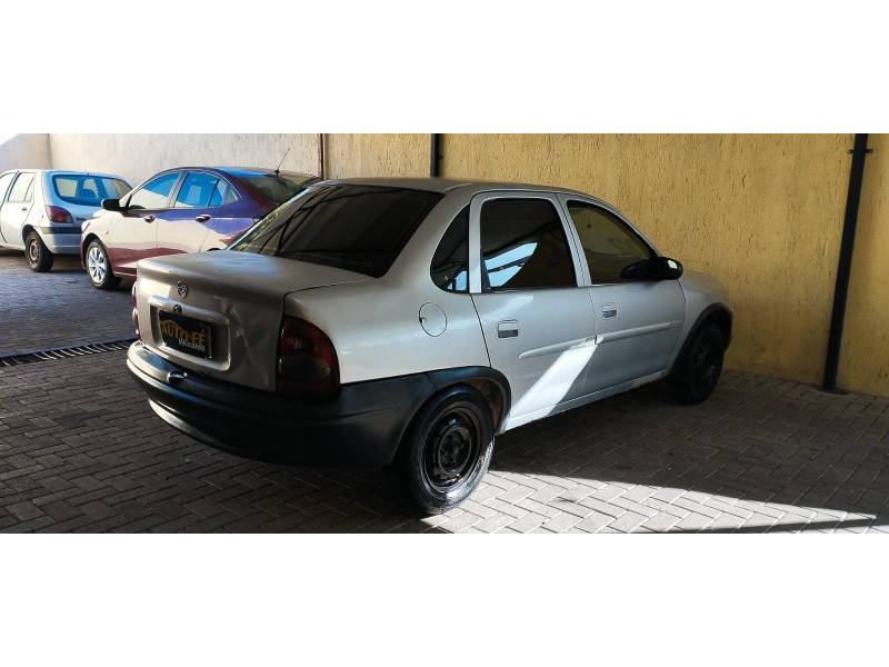 CHEVROLET - CORSA - 2001/2002 - Prata - R$ 19.900,00
