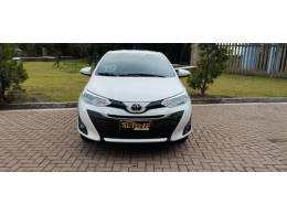 TOYOTA - YARIS - 2018/2019 - Branca - R$ 83.900,00
