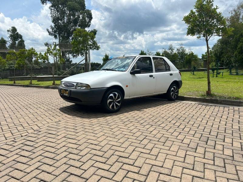 FORD - FIESTA - 1998/1999 - Branca - R$ 10.900,00