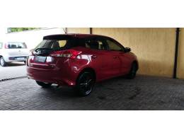 TOYOTA - YARIS - 2021/2022 - Vermelha - R$ 89.900,00