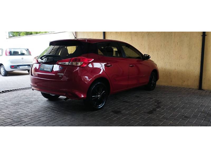 TOYOTA - YARIS - 2021/2022 - Vermelha - R$ 89.900,00