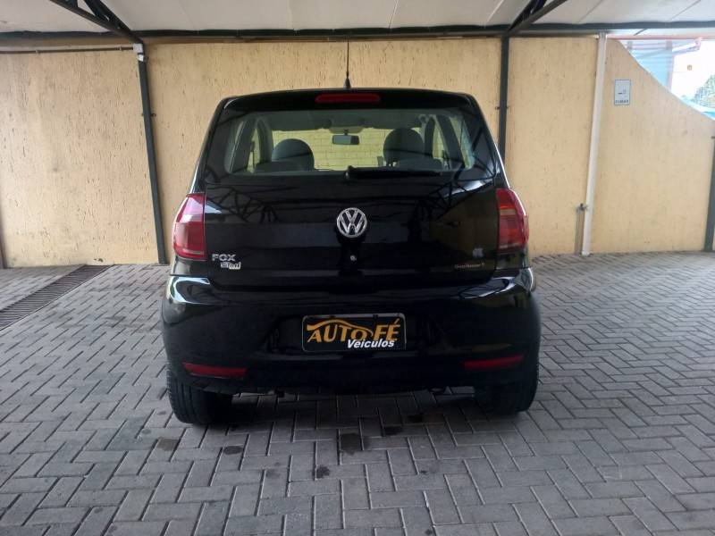 VOLKSWAGEN - FOX - 2010/2011 - Preta - R$ 36.900,00